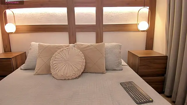 Emii Lux online show from May 12, 2026, 7:33 pm