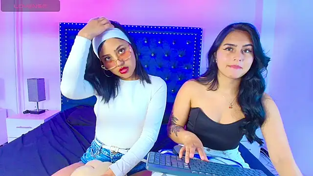 Snapshot of Serena_and_zoe chatting on April 15, 2026, 7:32 pm Serena and zoe online show from April 15, 2026, 7:32 pm