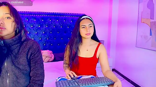 Snapshot of Serena_and_zoe chatting on April 17, 2026, 8:01 pm Serena and zoe online show from April 17, 2026, 8:01 pm