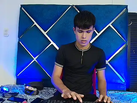 EdwinBoys online show from April 21, 2026, 1:06 pm