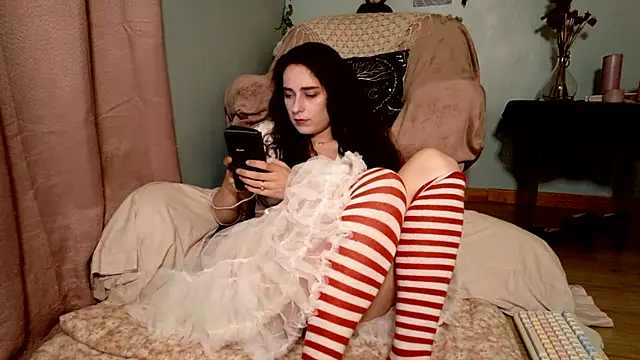 Snapshot of missclochette chatting on June 11, 2026, 12:03 pm missclochette online show from June 11, 2026, 12:03 pm