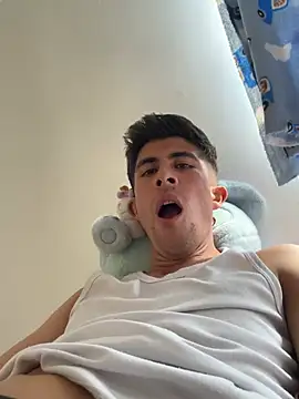 Luis-avatar online show from April 15, 2026, 7:10 pm