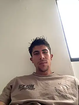 Snapshot of Luis-avatar chatting on April 24, 2026, 6:43 pm Luis-avatar online show from April 24, 2026, 6:43 pm