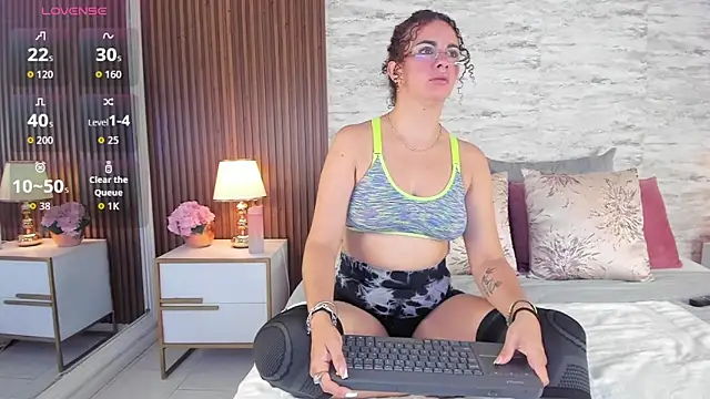 zoehiltonn online show from May 9, 2026, 1:16 pm