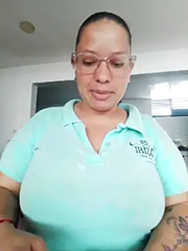 Snapshot of DivaCaliente1 chatting on May 10, 2026, 10:04 pm DivaCaliente1 online show from May 10, 2026, 10:04 pm
