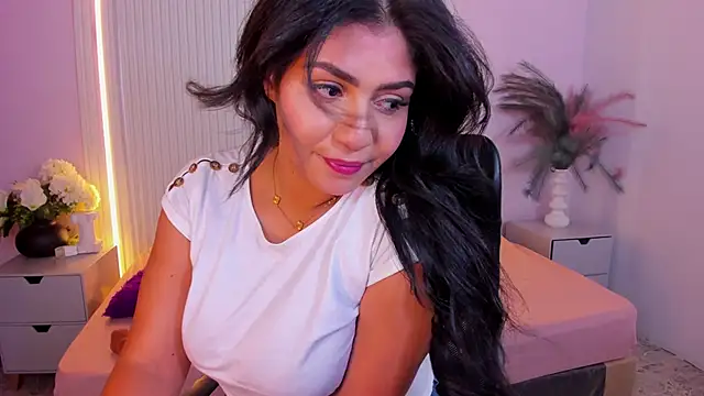 Snapshot of LucyWild8 chatting on May 19, 2026, 6:14 pm LucyWild8 online show from May 19, 2026, 6:14 pm