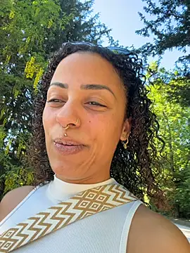 Snapshot of SweetPetiteNoir chatting on May 1, 2026, 5:06 pm SweetPetiteNoir online show from May 1, 2026, 5:06 pm