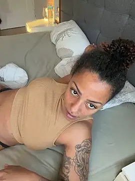 Snapshot of SweetPetiteNoir chatting on May 23, 2026, 4:29 am SweetPetiteNoir online show from May 23, 2026, 4:29 am