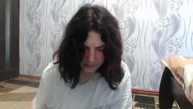 Snapshot of AlinaxJames chatting on June 4, 2026, 10:10 am AlinaxJames online show from June 4, 2026, 10:10 am