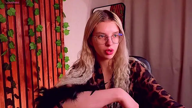 TiffyPeachy online show from April 21, 2026, 10:54 am