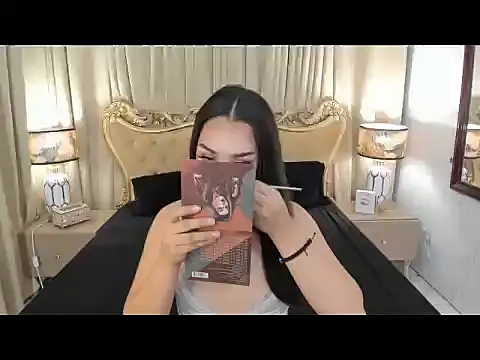 Snapshot of OliviaRoxy chatting on May 7, 2026, 5:02 am OliviaRoxy online show from May 7, 2026, 5:02 am
