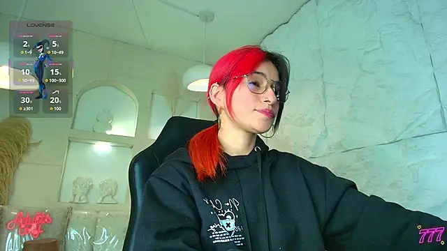 Moon Red r online show from April 21, 2026, 7:39 pm