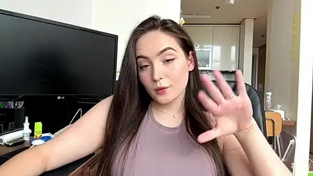 Snapshot of Emilly_Cart chatting on June 1, 2026, 3:30 am Emilly Cart online show from June 1, 2026, 3:30 am
