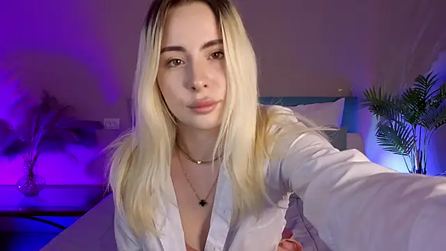 Bella crazyy online show from April 19, 2026, 12:48 pm