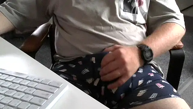 Snapshot of richard9718 chatting on July 7, 2026, 3:49 pm richard9718 online show from July 7, 2026, 3:49 pm