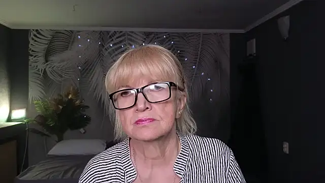 Snapshot of Dr_Mireille chatting on May 19, 2026, 7:37 am Dr Mireille online show from May 19, 2026, 7:37 am