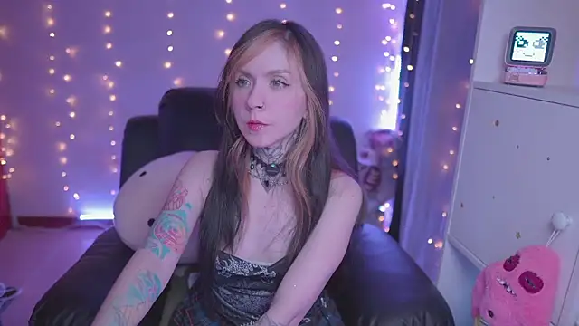 Snapshot of -VKatt chatting on May 15, 2026, 3:02 am -VKatt online show from May 15, 2026, 3:02 am