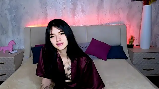 Snapshot of Holly_Beck chatting on May 19, 2026, 12:49 am Holly Beck online show from May 19, 2026, 12:49 am