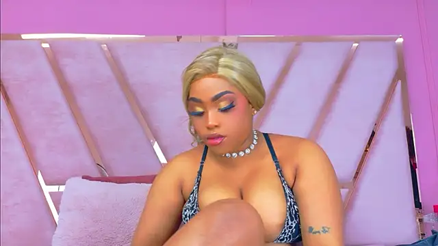 Snapshot of TiannahGlow chatting on May 16, 2026, 12:26 pm TiannahGlow online show from May 16, 2026, 12:26 pm