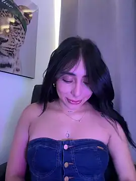 IsabellaNoir  online show from May 6, 2026, 8:03 pm