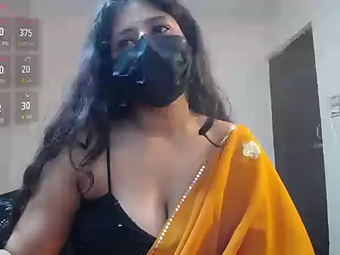 Snapshot of -Queenie chatting on May 5, 2026, 7:00 pm -Queenie online show from May 5, 2026, 7:00 pm
