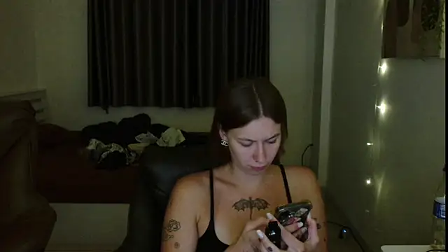 Snapshot of JuicyErika chatting on July 6, 2026, 6:43 pm JuicyErika online show from July 6, 2026, 6:43 pm