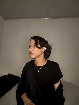 LONDON ROSE online show from April 28, 2026, 10:15 pm