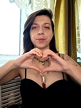 Snapshot of HeyyLuna chatting on May 5, 2026, 6:10 am HeyyLuna online show from May 5, 2026, 6:10 am