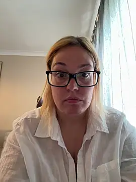 SecretRavenXO online show from May 13, 2026, 2:25 pm