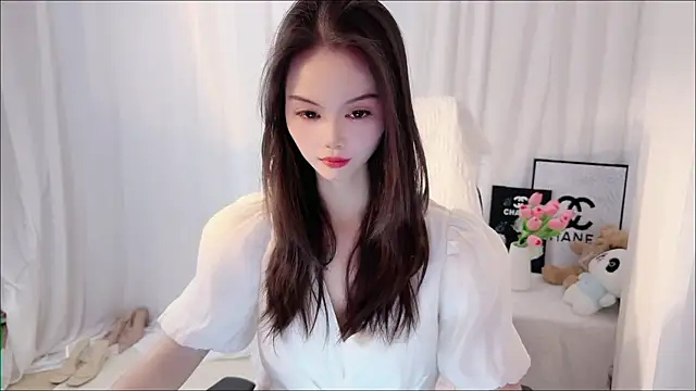 Snapshot of Ella-001 chatting on April 29, 2026, 9:13 am Ella-001 online show from April 29, 2026, 9:13 am