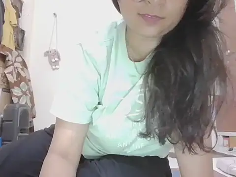 Snapshot of Aayaat__ chatting on June 16, 2026, 5:37 pm Aayaat online show from June 16, 2026, 5:37 pm