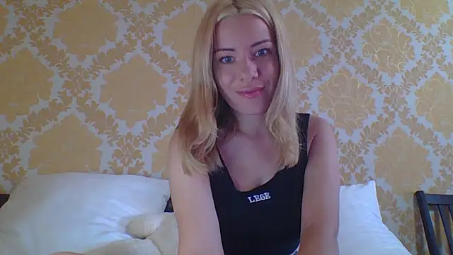 Snapshot of Softy_Aura_ chatting on August 3, 2026, 4:33 pm Softy Aura online show from August 3, 2026, 4:33 pm