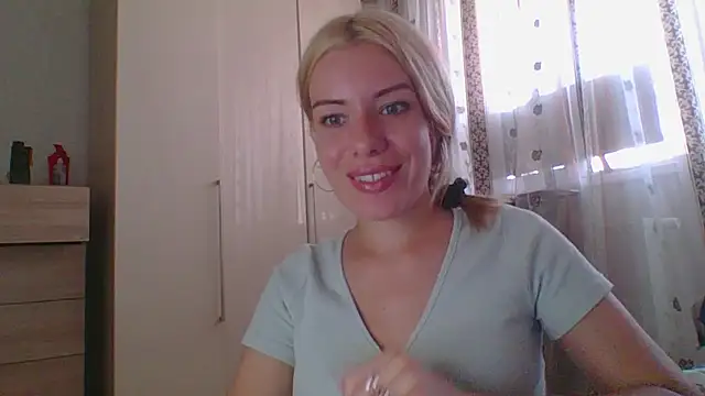 Snapshot of Softy_Aura_ chatting on August 4, 2026, 2:19 pm Softy Aura online show from August 4, 2026, 2:19 pm