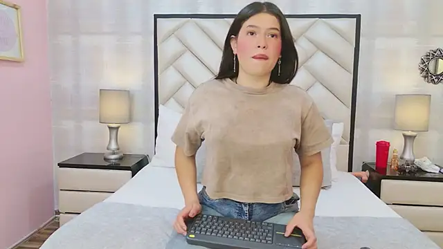 CarolineOlsen online show from April 28, 2026, 11:59 am