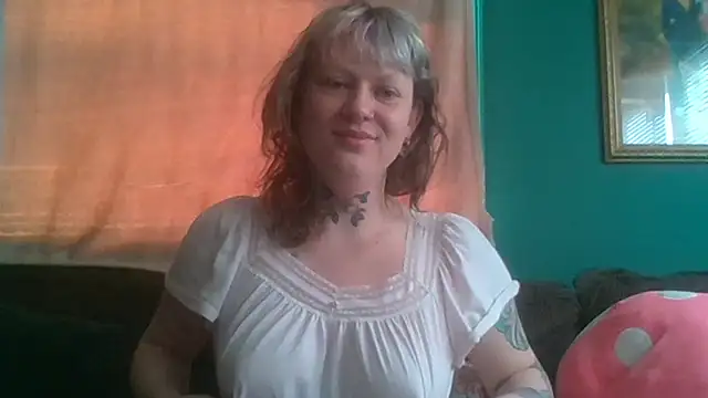 Snapshot of RosieSwitchBitch chatting on May 6, 2026, 11:04 am RosieSwitchBitch online show from May 6, 2026, 11:04 am