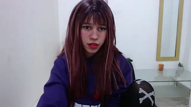 Loly Petit online show from April 28, 2026, 7:41 pm