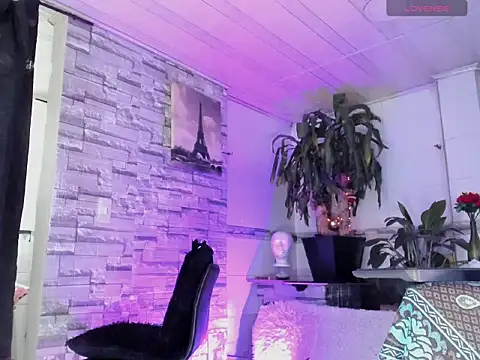 Snapshot of BeautyCatalella1 chatting on May 7, 2026, 12:43 pm BeautyCatalella1 online show from May 7, 2026, 12:43 pm