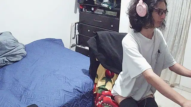 hxxyro1 online show from April 28, 2026, 4:06 am