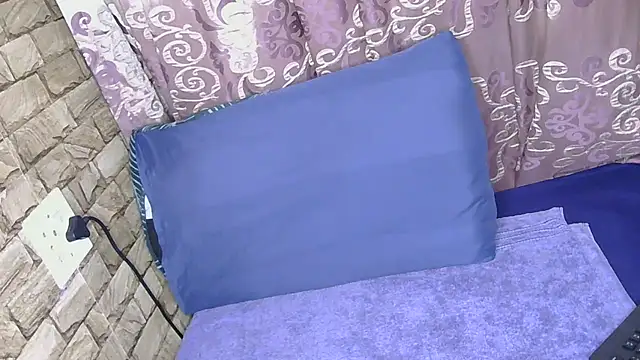 Sweethoneyglow online show from May 18, 2026, 7:25 am