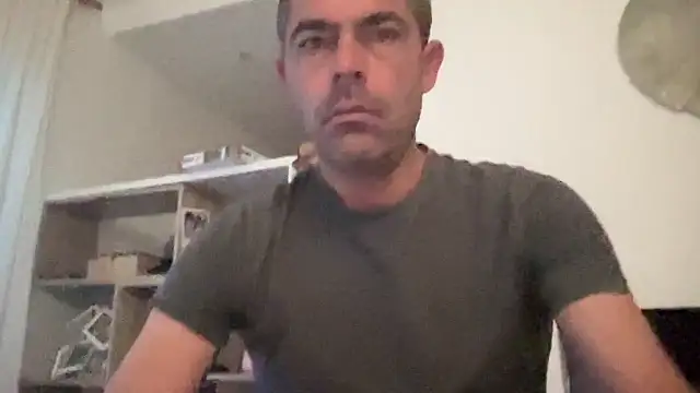 Snapshot of Riccardo86xx chatting on April 30, 2026, 4:08 am Riccardo86xx online show from April 30, 2026, 4:08 am