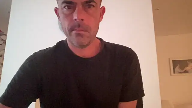 Snapshot of Riccardo86xx chatting on May 5, 2026, 3:47 am Riccardo86xx online show from May 5, 2026, 3:47 am