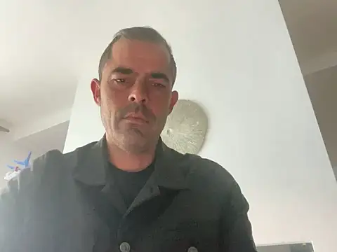 Snapshot of Riccardo86xx chatting on May 17, 2026, 4:21 am Riccardo86xx online show from May 17, 2026, 4:21 am