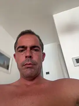 Snapshot of Riccardo86xx chatting on June 18, 2026, 9:25 am Riccardo86xx online show from June 18, 2026, 9:25 am
