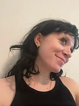 kaygbbmama online show from April 28, 2026, 4:34 pm