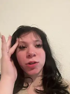 kaygbbmama online show from April 29, 2026, 1:37 pm