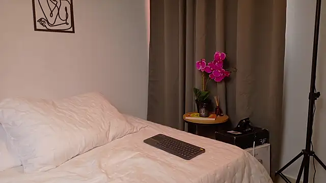 Alanna L online show from June 16, 2026, 1:58 pm