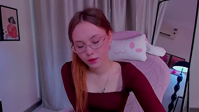 Snapshot of FloraLarsson chatting on May 8, 2026, 4:18 am FloraLarsson online show from May 8, 2026, 4:18 am