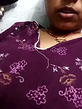 Snapshot of Simmi-00 chatting on May 3, 2026, 5:13 am Simmi-00 online show from May 3, 2026, 5:13 am