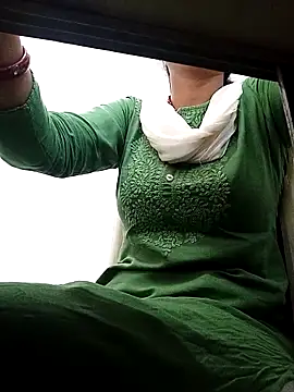 Snapshot of Simmi-00 chatting on May 6, 2026, 6:30 am Simmi-00 online show from May 6, 2026, 6:30 am