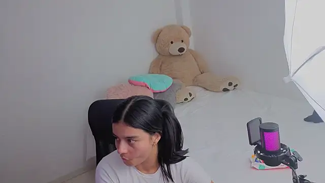 Snapshot of valerihouse_ chatting on May 7, 2026, 12:49 am valerihouse online show from May 7, 2026, 12:49 am
